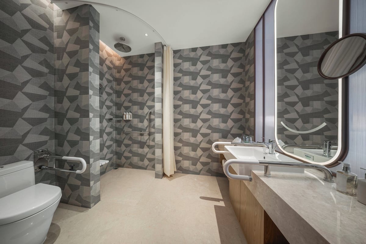 1 bedroom, premium bedding, down duvets, minibar