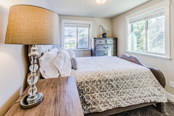 3 habitaciones, tabla de planchar con plancha, wifi y ropa de cama 