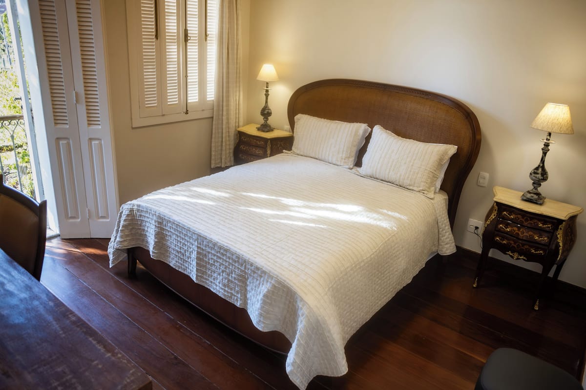Habitación Confort doble | Minibar, cortinas opacas, tabla de planchar con plancha y ropa de cama