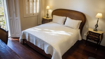 Habitación Confort doble | Minibar, cortinas opacas, tabla de planchar con plancha y ropa de cama