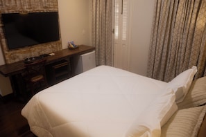 Chambre Standard double | Minibar, rideaux d’obscurcissement, fer et planche à repasser