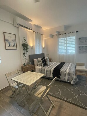 1 غرفة نوم ومكواة/لوح كي وواي فاي مجانًا وملاءات أسرّة