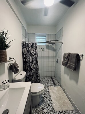 Dusche, Haartrockner, Handtücher, Seife