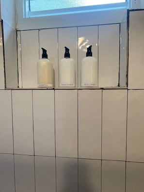 Douche, séchoir à cheveux, serviettes fournies, savon