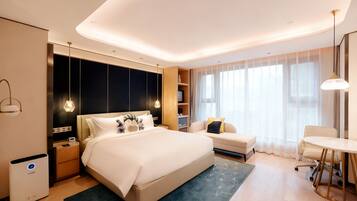 Quarto standard, 1 cama King (High Floor) | Frigobar, cofres nos quartos, cortinas blackout, Wi-Fi de cortesia