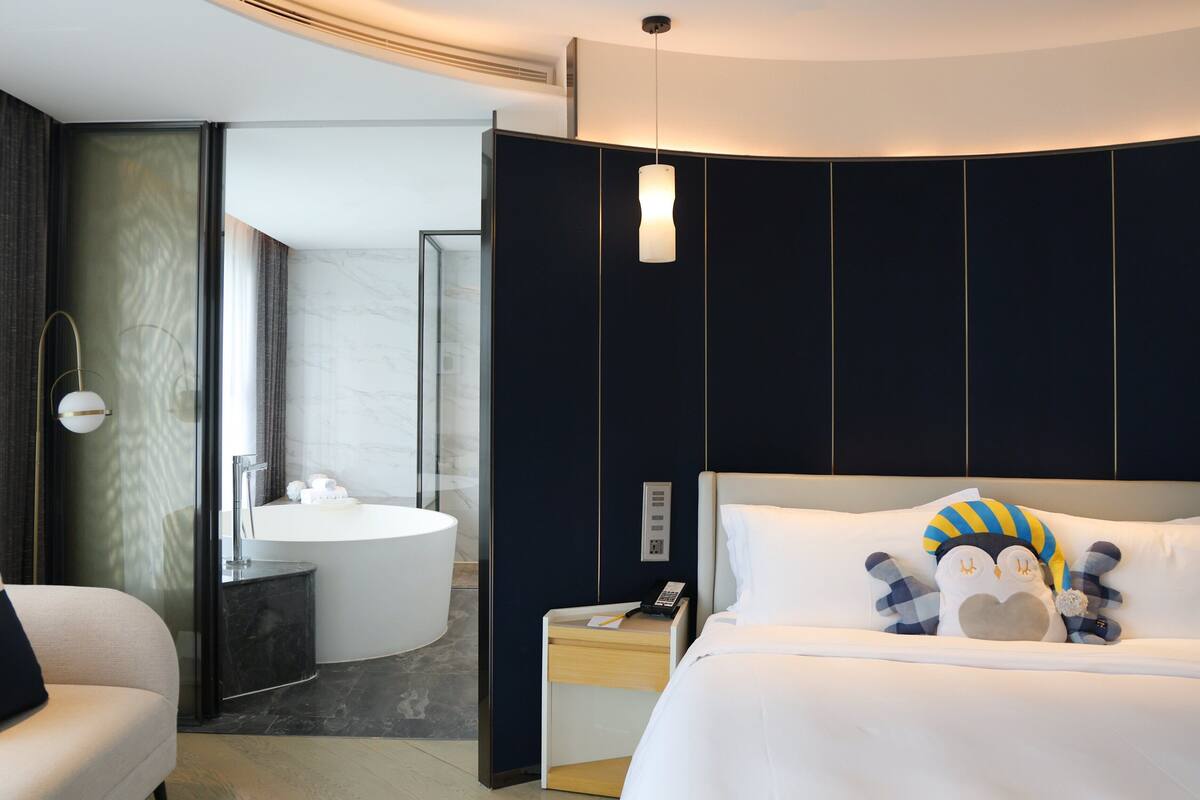 Suite, 1 cama King size | 1 habitación, minibar y caja de seguridad en la habitación