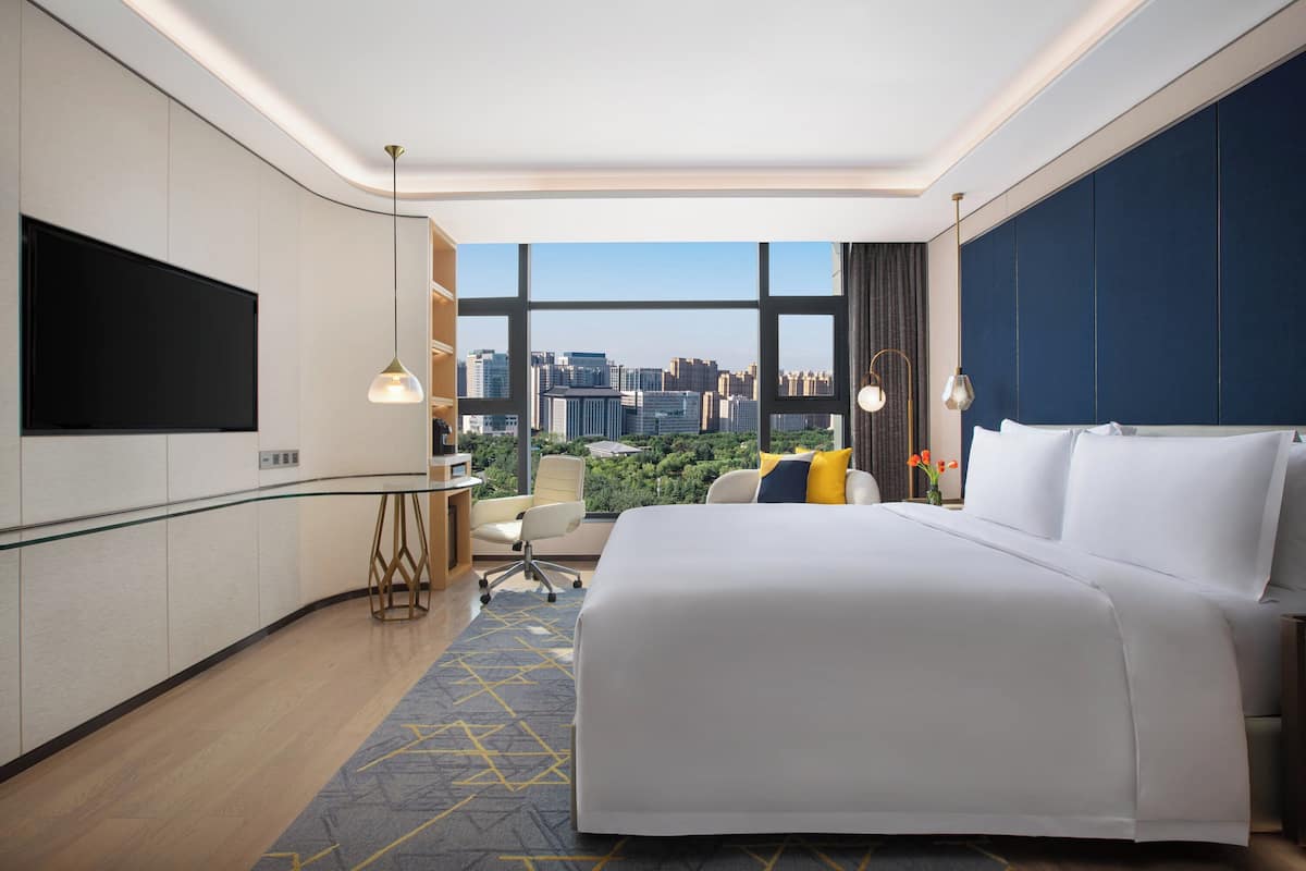 Standard Room, 1 King Bed | Minibar, in-room safe, blackout drapes, WiFi (free)