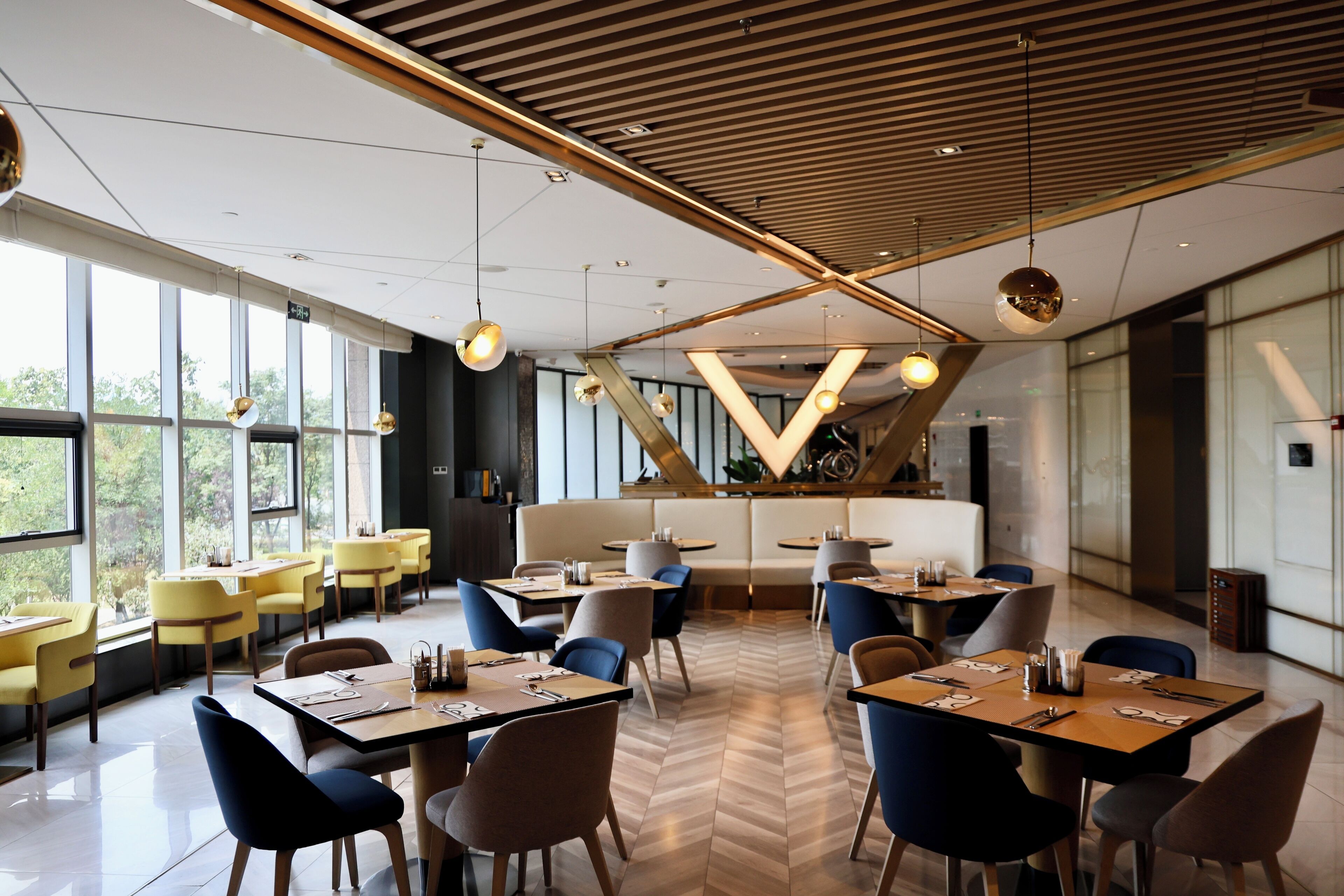 Daily buffet breakfast (CNY 108 per person)