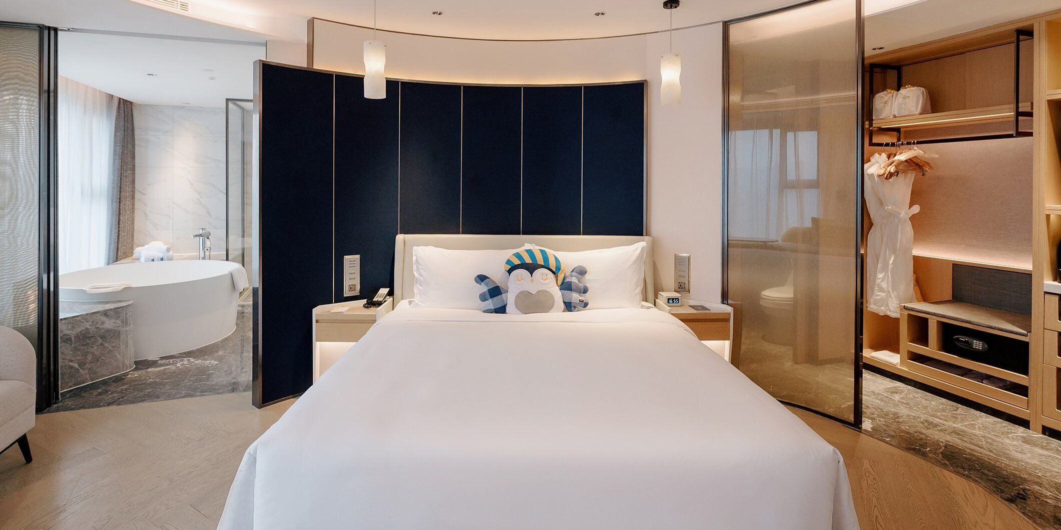 Suite, 1 King Bed | Minibar, in-room safe, blackout curtains, free WiFi