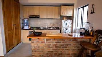 Fridge, stovetop, blender, cookware/dishes/utensils