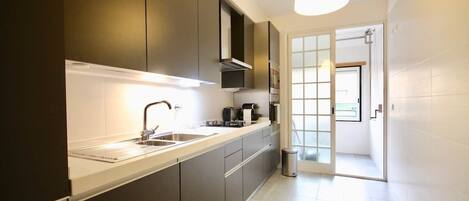 ثلاجة، ميكروويف، فرن، موقد طهي مسطح