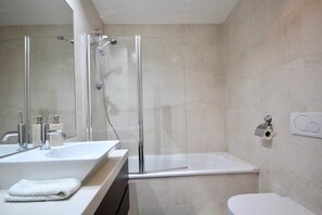 Badewanne, Haartrockner, Bidet, Handtücher