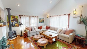 Smart-TV, Kamin, DVD-Player, Bücher