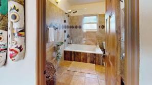 Combined shower/bathtub, hair dryer, towels, soap - Vacation Home Seabrightwith Sauna, Santa Cruz (Santa Cruz)