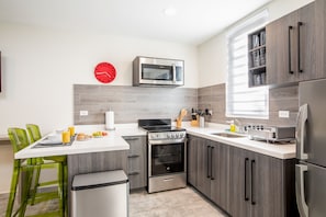 Kühlschrank, Mikrowelle, Ofen, Herdplatte