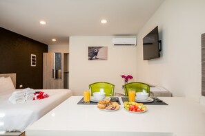 1 quarto, cofres nos quartos, ferros/tábuas de passar roupa