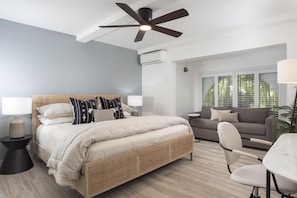 2 habitaciones, escritorio y tabla de planchar con plancha 