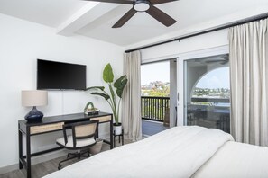 2 soverom, skrivebord, strykejern/-brett og reiseseng for barn