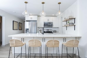 Réfrigérateur, four à micro-ondes, un four, surface de cuisson
