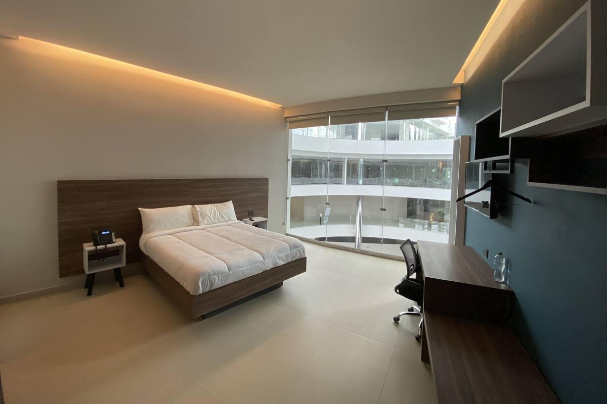 Business Room | Blackout drapes, iron/ironing board (on request), WiFi (free)