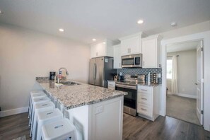 Fridge, microwave, oven, stovetop - Lake Breeze Getaway #27 at Legacy - Lake access! (Garden City)