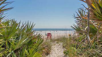 Plage, chaises longues, serviettes de plage