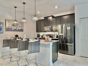 ثلاجة، ميكروويف، فرن، موقد طهي مسطح