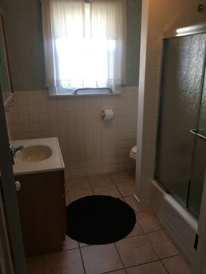 Combined shower/tub - Farm guesthouse open for football, graduation and other short-term rentals (Pennsylvania Furnace)