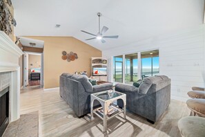 Smart TV - Bay Dreamin'- Enjoy This Family Friendly View Of The Bay House!!!! (Gulf Shores)