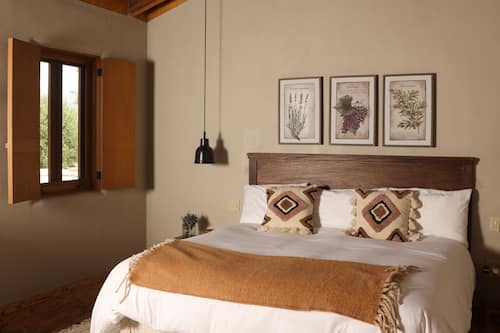 Suite | Blackout drapes, iron/ironing board, free WiFi, bed sheets