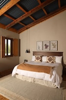 Suite | Blackout drapes, iron/ironing board, free WiFi, bed sheets