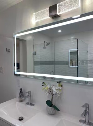 Shower, hair dryer, towels, soap - WLA,-FIFA-12Miles! 3 Bedroom & 2 baths-Furnished-10923 Ayres Ave-90064-Monthly (Los Angeles)