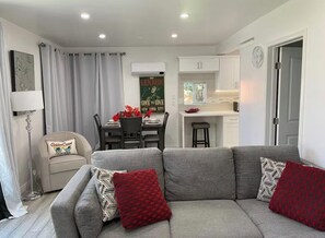 TV, fireplace - One bedroom new remodel furnished to tens! Pure luxury, professionally decorated (Los Angeles)