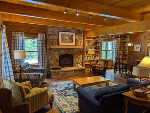 Tv, pejs, dvd-afspiller, bøger