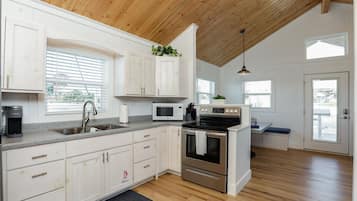 Een koelkast, een microgolfoven, een kookplaat