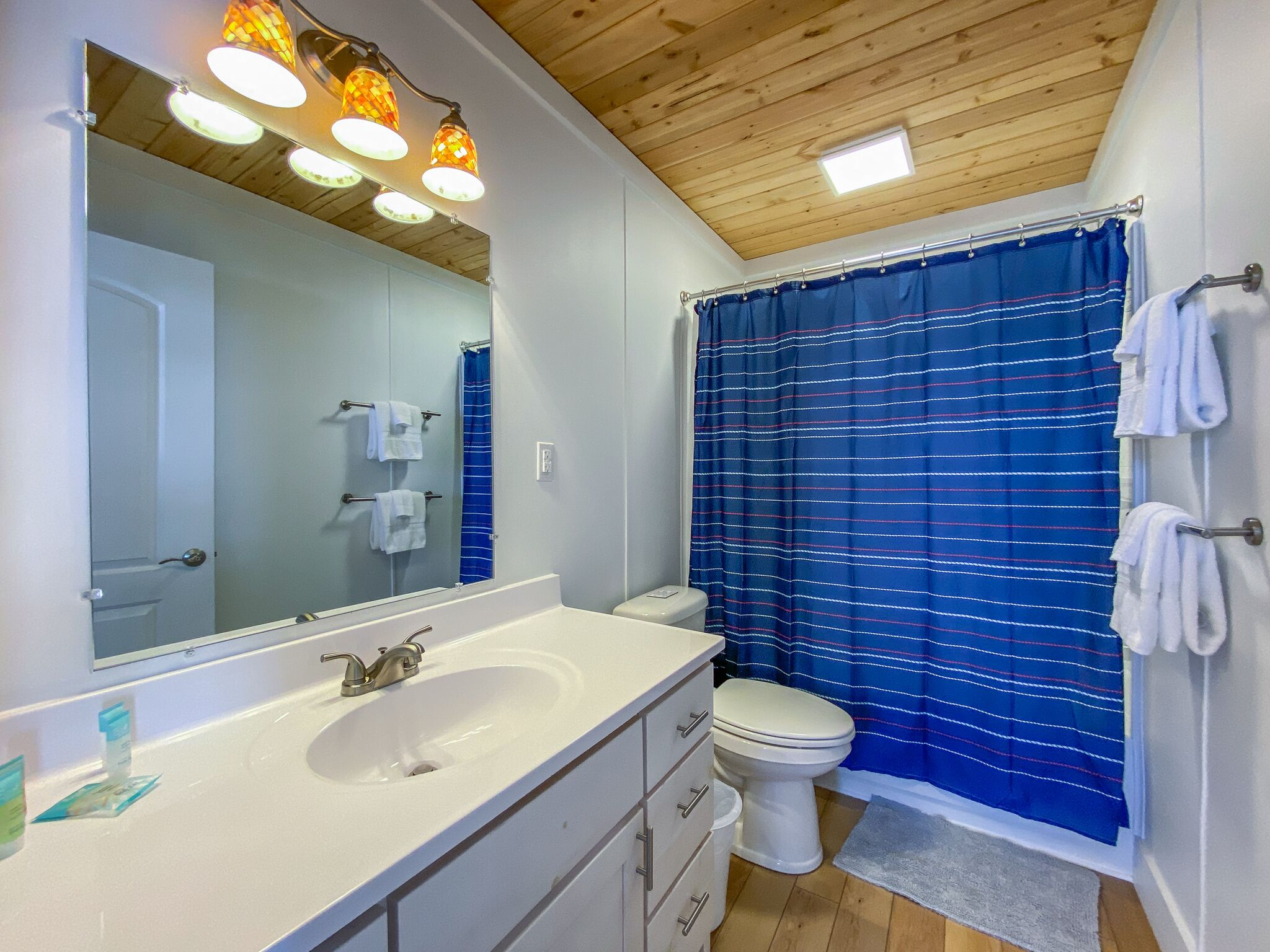 Kombinert dusj/badekar, hårføner, håndklær og såpe