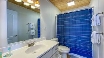 Kombinert dusj/badekar, hårføner, håndklær og såpe