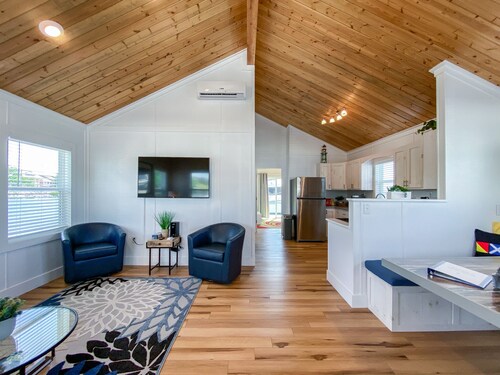 Tranquil! Amazing! Immaculate! Unique! Downtown! 10 stars! Dock your boat!!