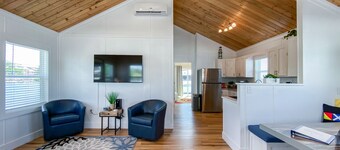 Tranquil! Amazing! Immaculate! Unique! Downtown! 10 stars! Dock your boat!!