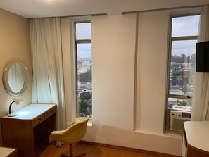 Standaard tweepersoonskamer | Een minibar, een bureau, gratis wifi, beddengoed