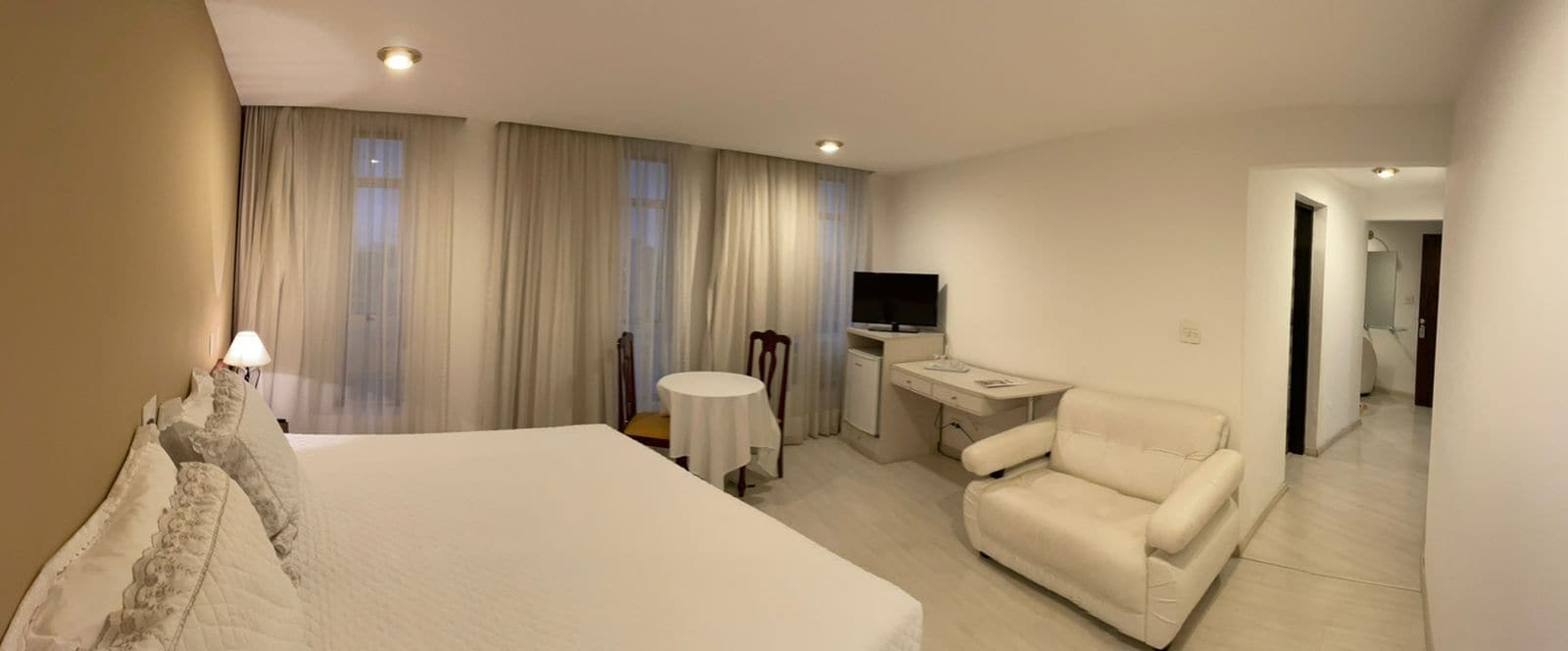 Een minibar, een bureau, gratis wifi, beddengoed