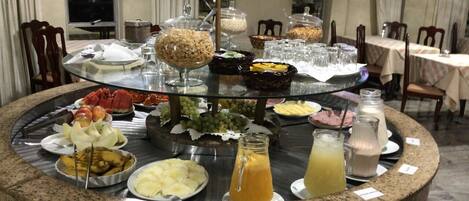 Un buffet proposant une variété de plats et de boissons.