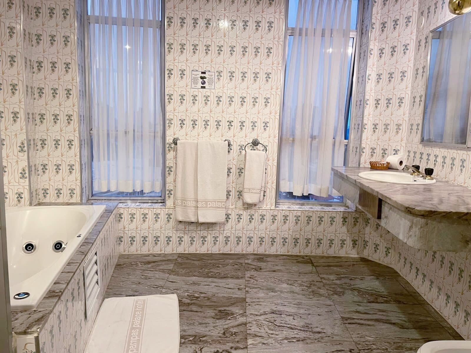 honeymoon apartment | bathroom | towels