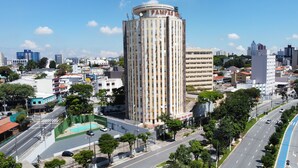 Un grand hôtel de forme cylindrique, sur lequel on peut lire l’inscription « HÔTEL PAMPAS ».