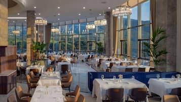 供应早餐、午餐和晚餐,本地与国际菜
