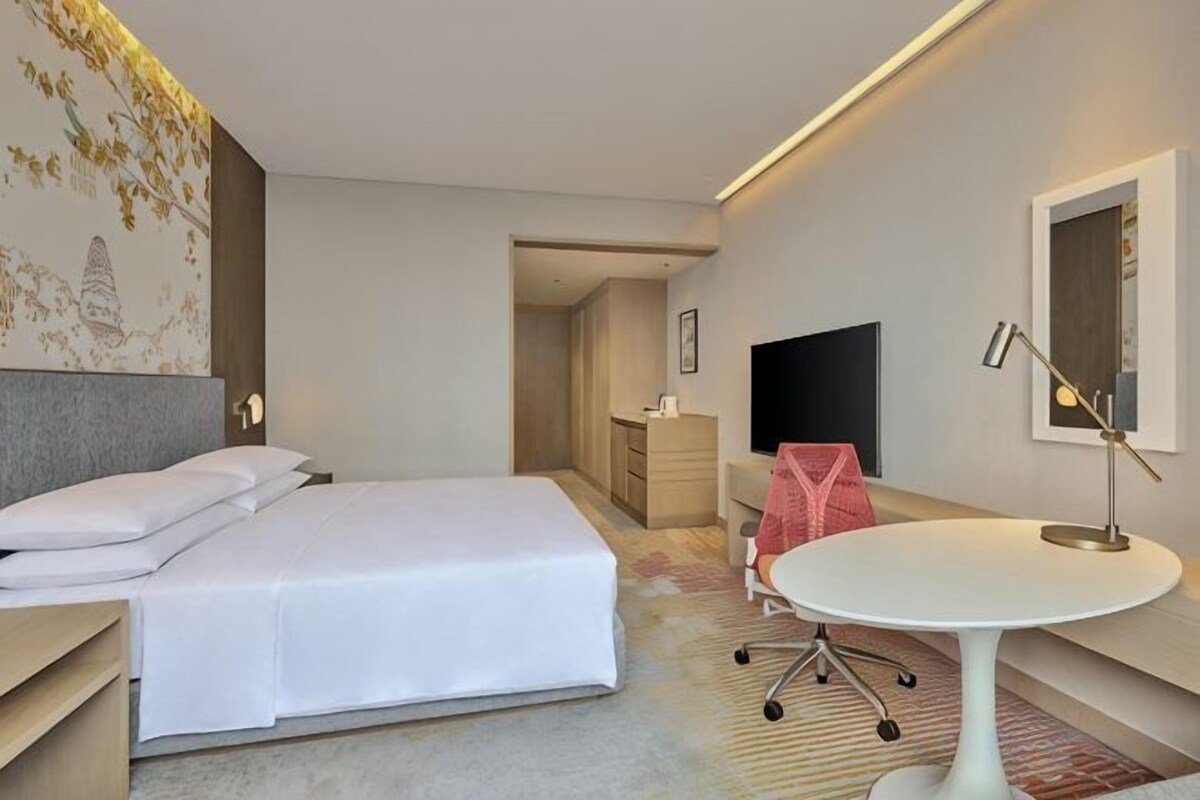 In-room safe, bed sheets