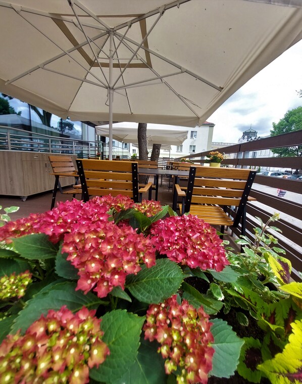 Se sirven desayunos, almuerzos, cenas y cocina local e internacional 