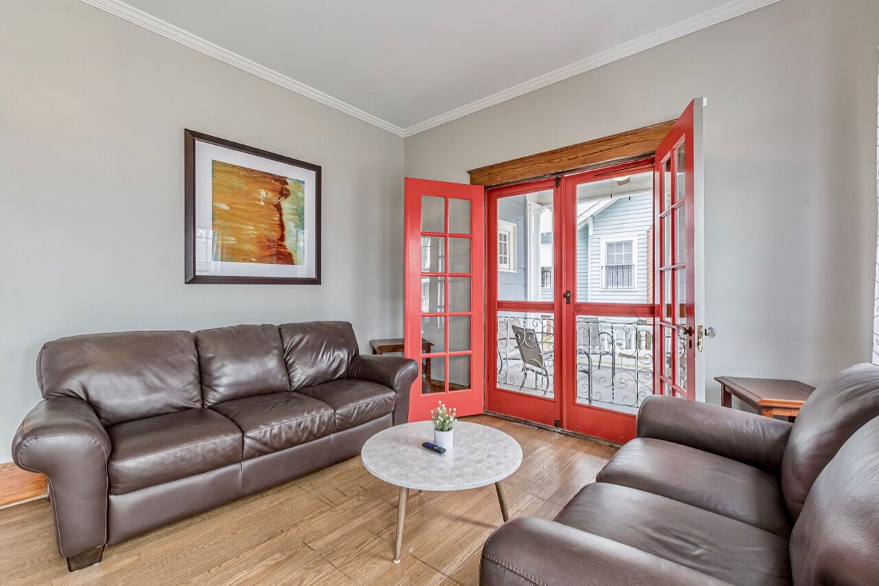 TV connectée, cheminée, livres