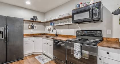 2.5 Story Great Room! 5 min to Downtown