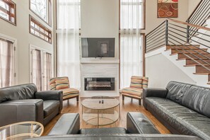 Smart TV, chimenea y libros 